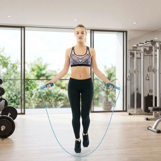 corde a sauter sans corde - femme cardio et remise en forme en salle de sport 