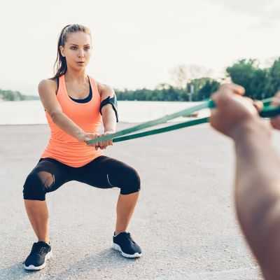 femme et homme tirage supination en duo avec elastique musculation 