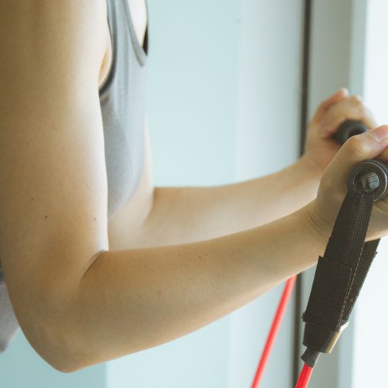 élastique sport femme exercice tonification bras
