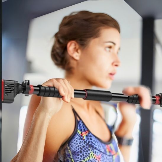 femme executant tractions avec barre a traction