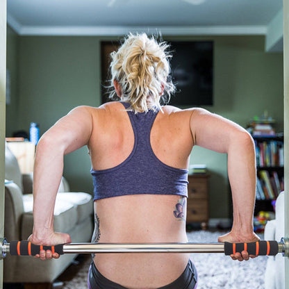 femme musculation haut dos abdo avec barre a traction