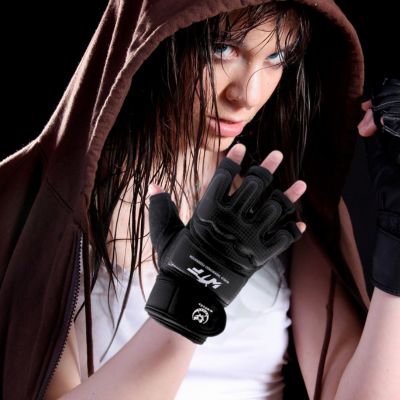 gants de MMA unisexe noir femme en transpiration apres entrainement 