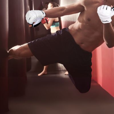 gants-de-boxe-demi-doigt-MMA-homme-coup-jambe-dans-sac-de-frappe