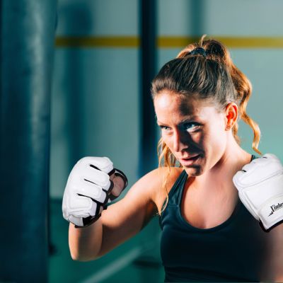 gants-de-boxe-demi-doigt-MMA-femme-seance-de-frappe-sac-de-boxe