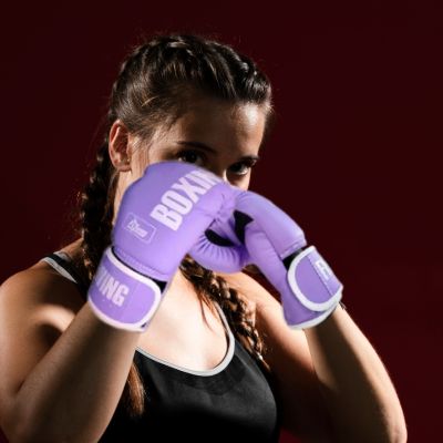 gants de boxes violet tres confortables femme en mode protection du visage 
