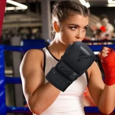 gants mma femme entrainement poings leves 