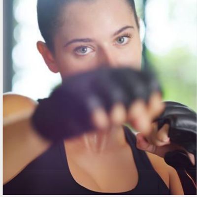Gants MMA femme poing en avant 