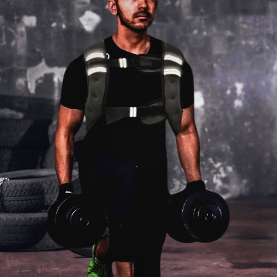 gilet leste respirant porte par homme entrainement avec poids salle de sport