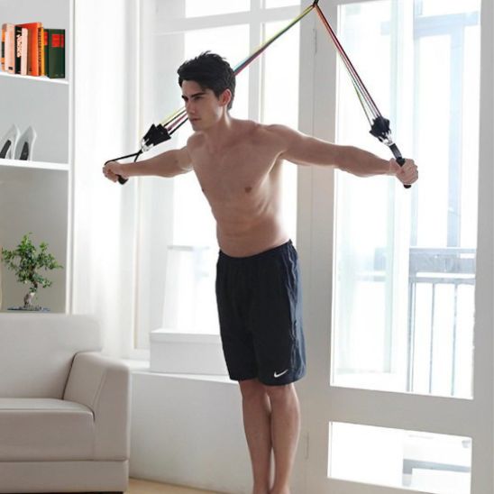 homme avec elastique musculation pour developper epaules et bras