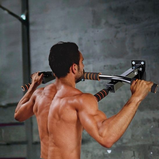 barre a traction homme execute abdominaux a la barre 