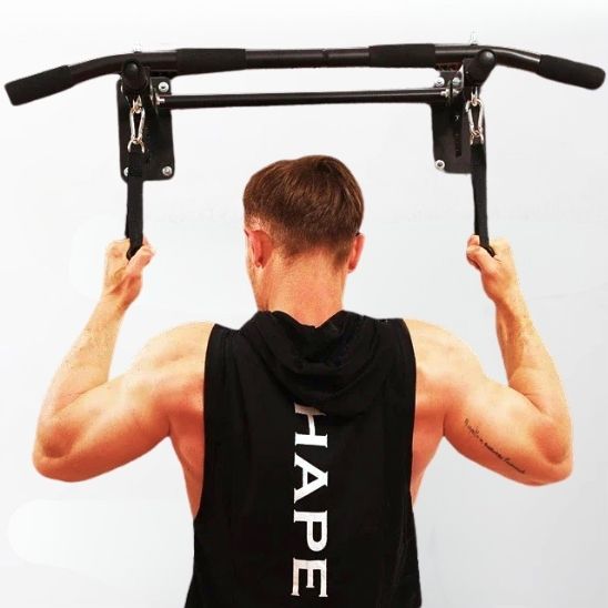 barre de traction murale homme execute exercice avec sangles 