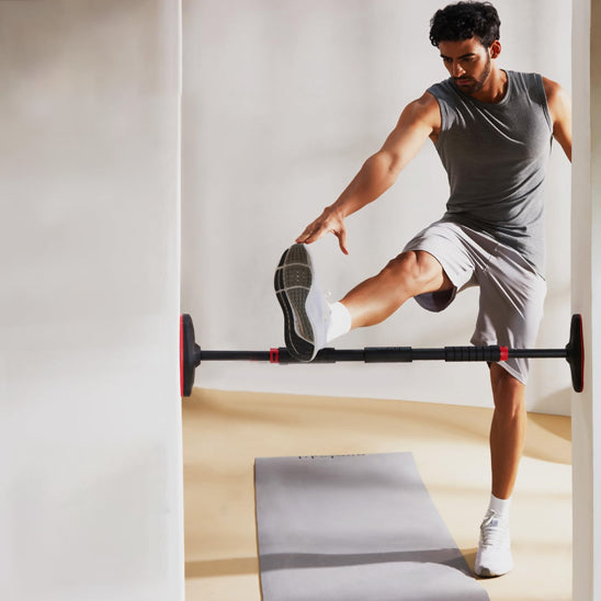  barre traction flexible a mi hauteur encadrement porte jeune homme fait etirements