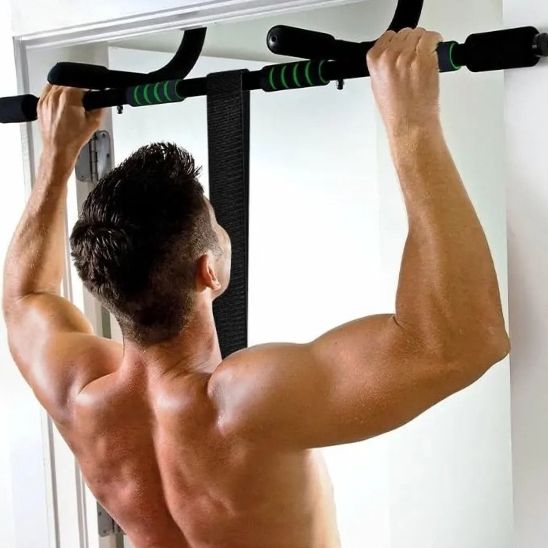 homme fait pullups avec elastique pour traction a barre traction porte
