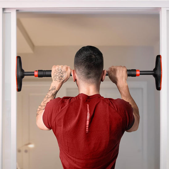 barre traction extensible dans encadrement porte chambre homme fait tractions