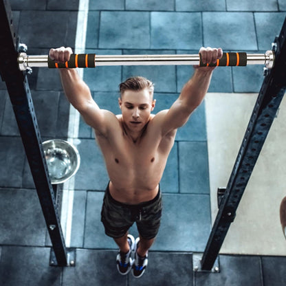 homme suspendu a barre a traction execute pull up