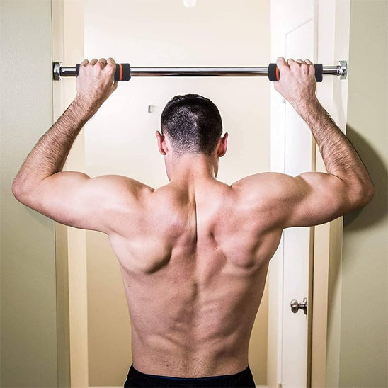 homme suspendu a barre a traction musculation dos