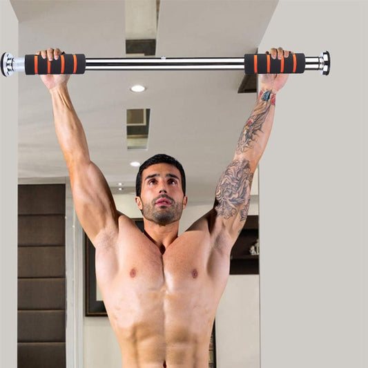 homme suspendu a barre a traction musculation haut du corps