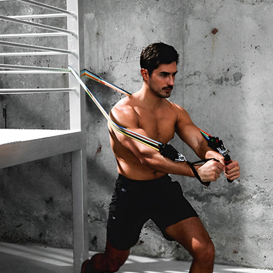homme tirant sur elastique musculation pour developper pectoraux