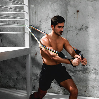 homme tirant sur elastique musculation pour developper pectoraux