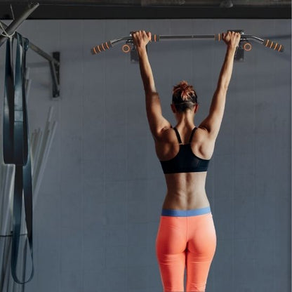 barre a traction jeune femme execute etirements 