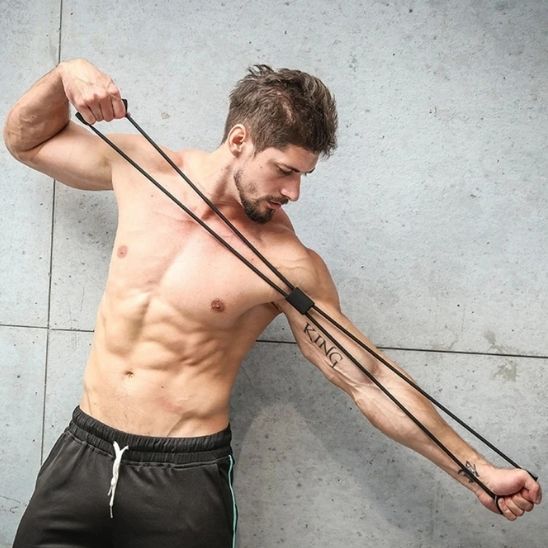 élastique sport musculation des bras par jeune homme 