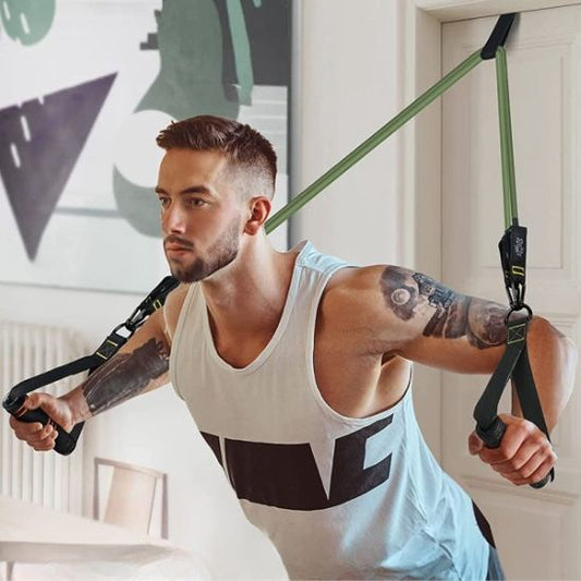 jeune homme tracte elastique sport musculation dos
