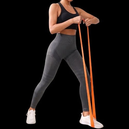 Femme portant le legging 3D anti cellulite gris avec bande de résistance 