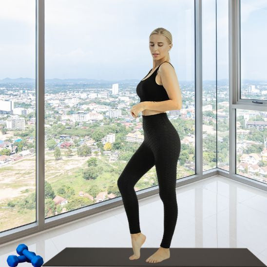 legging anti cellulite gainant porté par femme pendant une séance de sport