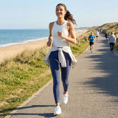 legging sport longueur 7/8 taille haute respirant gainant push up femme course à pied dans allée le long de la plage