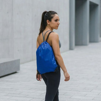 petit sac de sport cordon bleu - femme avec sac en bandoulière  