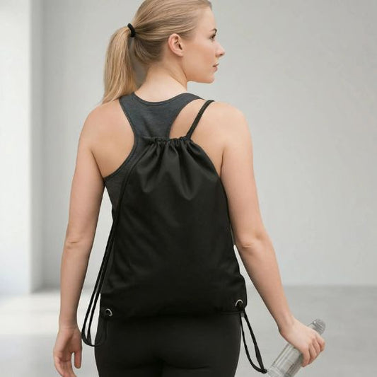 petit sac de sport à cordon noir - femme de dos avec gourde 