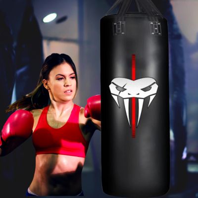 sac-de-boxe-cardio-femme-avec-gants-de-boxe-entrainement-intensif-dans-salle-de-sport