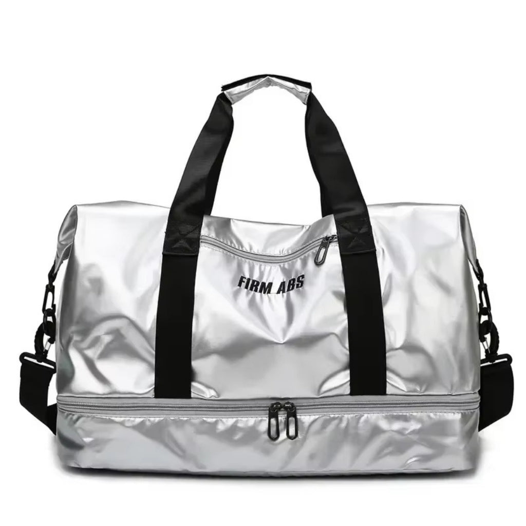  Sac de sport chic gris argenté vu de face, avec poche frontale et compartiment inférieur zippés.
