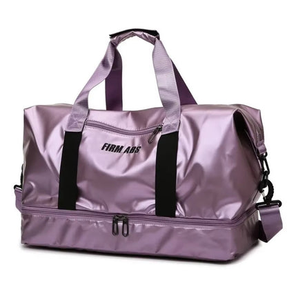 Sac de sport chic violet nacré vu de trois quarts, avec anses et bandoulière.