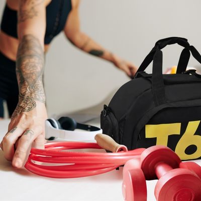 sac de sport femme noir femme y rangeant accessoires sport 