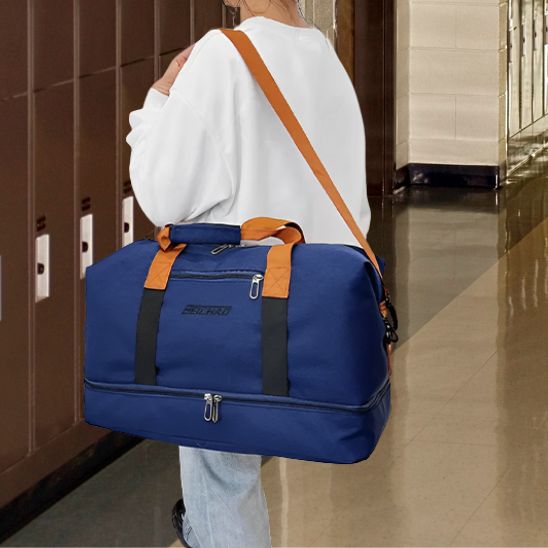 sac de sport femme bleu marine porté par jeune femme salle de gym