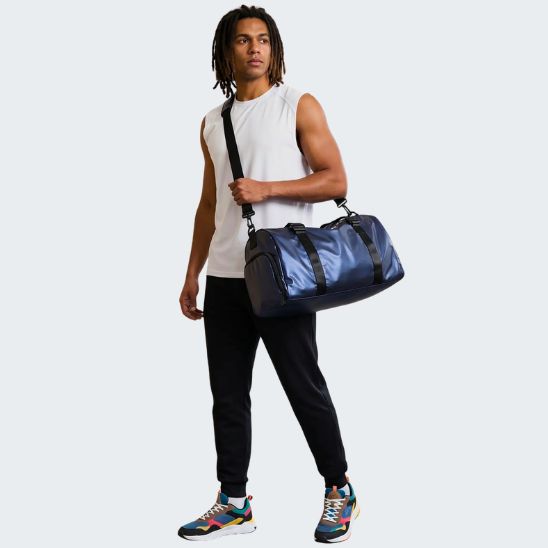 sac de sport homme bleu porté en bandoulière par sportif 