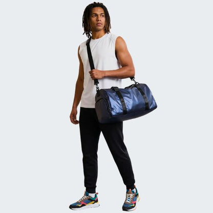 sac de sport homme bleu porté en bandoulière par sportif 