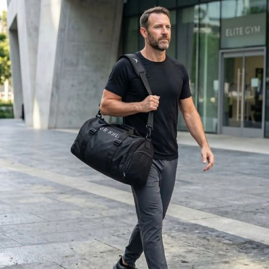 sac de sport homme  noir confort et ergonomie - porté par sportif en bandoulière devant salle de sport