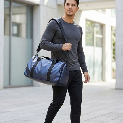 Sac de sport homme polyvalent - jeune-homme debout avec sac bleu en bandoulière