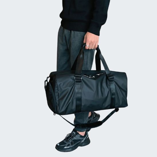 sac de sport homme - jeune-homme debout le tenant par les poignets