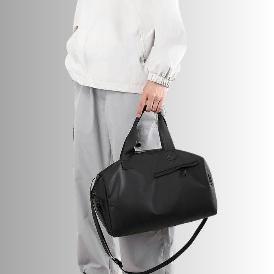 sac de sport pour homme noir 20L - vue de face avec poignées