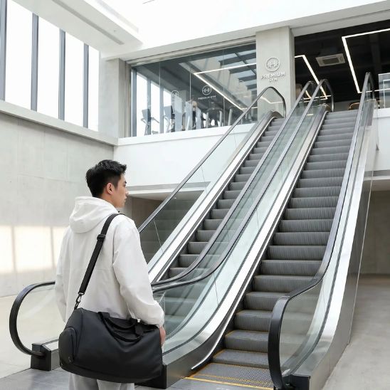 sac de sport pour homme noir porté en bandoulière par se rendant à salle de sport