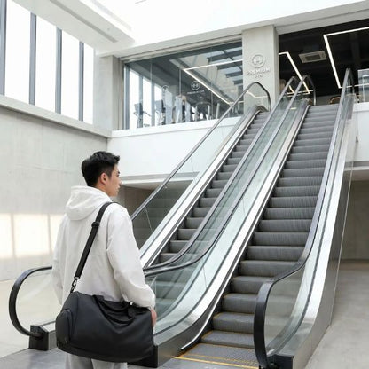 sac de sport pour homme noir porté en bandoulière par se rendant à salle de sport