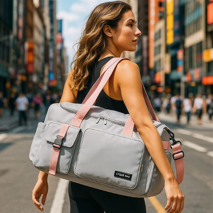 sac sport femme gris bandoulière ajustable porté par Femme en ville