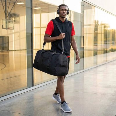 sac sport voyage noir 20-35L porté en bandoulière basketteur quittant la salle de basket