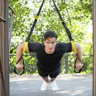 sangle musculation - Jeune homme fait pompes avec sangle musculation TRX 