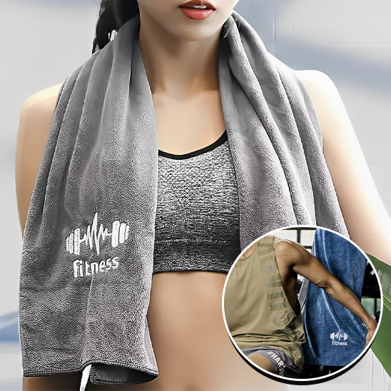 serviette en microfibre gris autour cou de femme en tenue de sport et derriere homme assis salle de sport