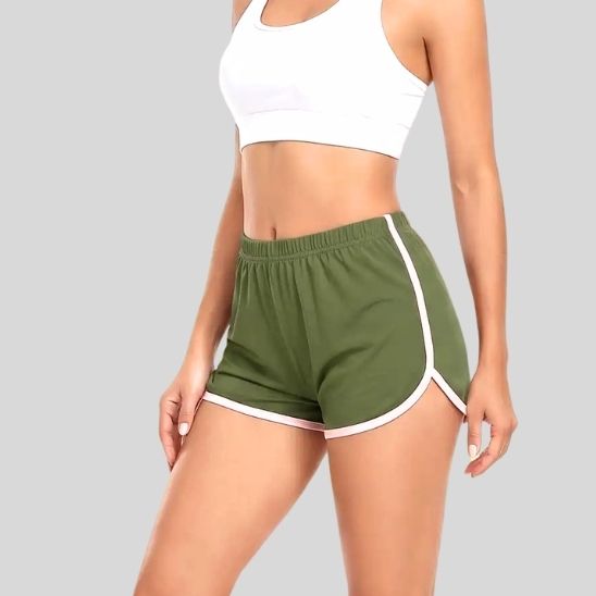 short femme sport vert et bordure blanche - Short seul sur fond vert vue de face