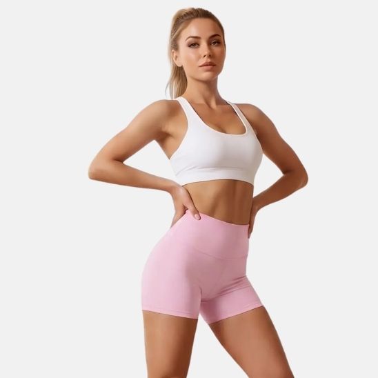 Short fitness femme rose – pose sportive fond neutre
